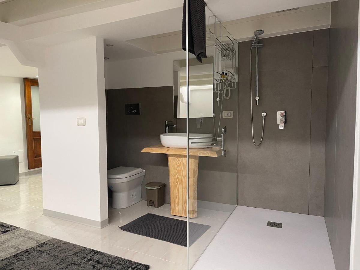 Maniace Apartment *